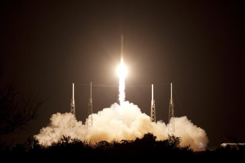 upload.wikimedia.org/wikipedia/commons/7/71/SpaceX_CRS-1_launch_cropped.jpg