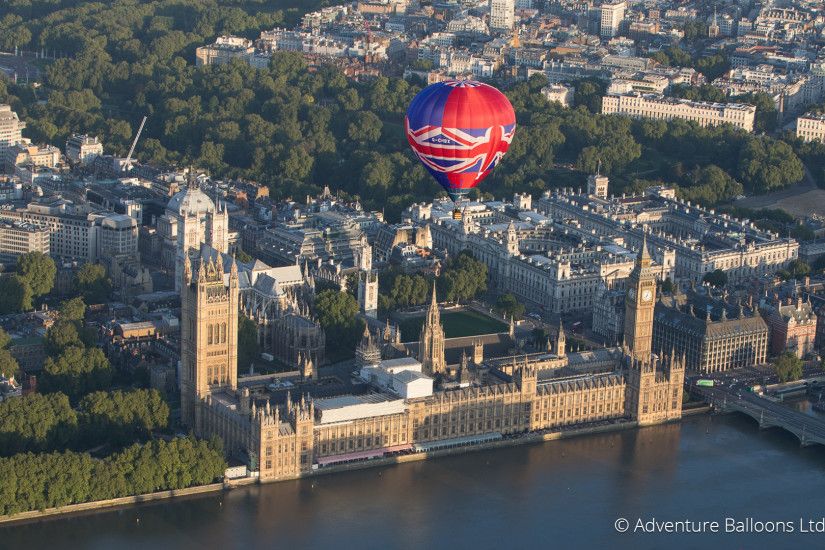 Union jack balloon over Buckingham Palace Wallpaper