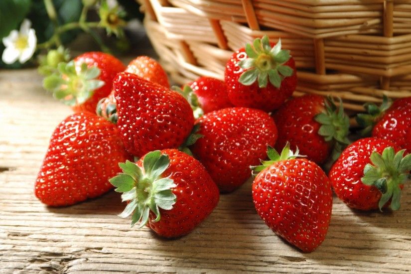 Spring Theme Strawberries 4K Wallpaper