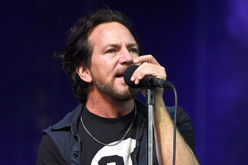 Pearl Jam's Eddie Vedder stopped Wrigley Field concert mid-song to toss  unruly fan - TODAY.com