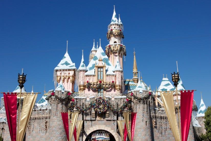 Sleeping Beauty castle at Disneyland decorated for Christmas wallpaper