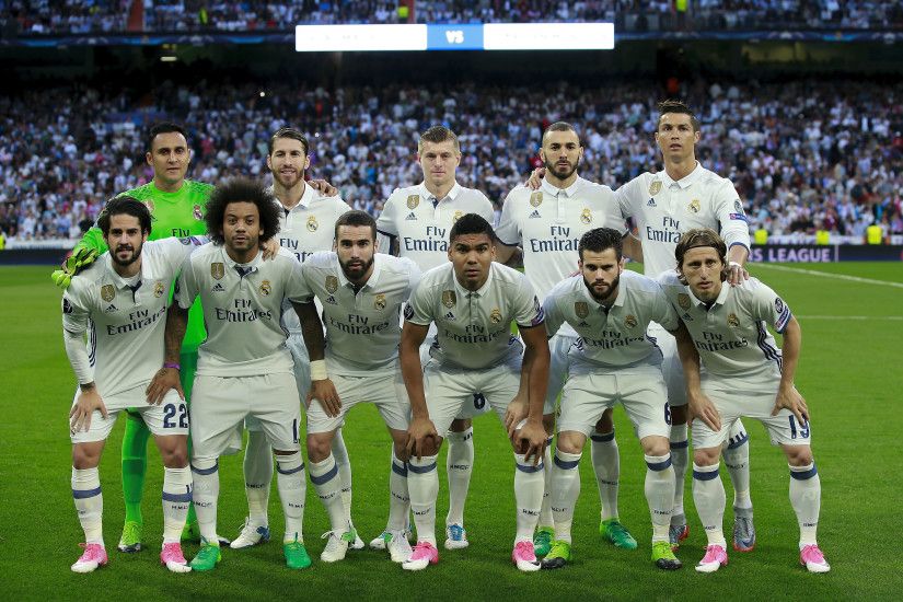 MADRID, SPAIN – APRIL 18: Real madrid CF line up prior to start the UEFA  Champions League Quarter Final second leg match between Real Madrid CF and  FC ...