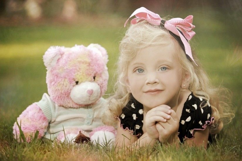 Cute little Baby Teddy Bear Wallpaper