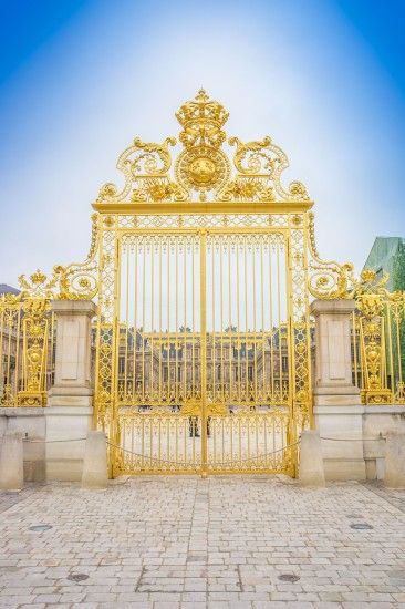 Golden gates to Palace of Versailles