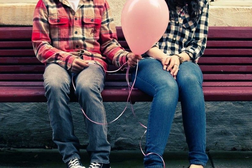 cute Love couple on bench wallpaper
