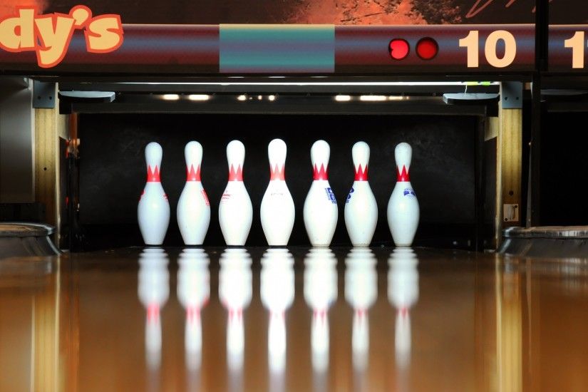 2048x1152 Wallpaper skittles, bowling, reflection