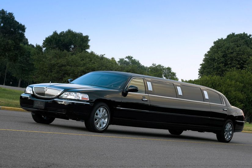 228 Lincoln Town Car Limo