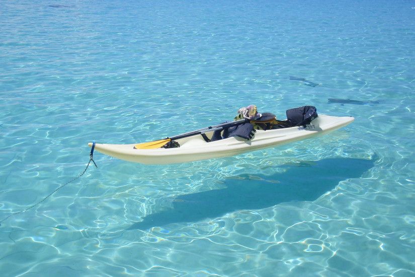 Kayak on clear ocean water wallpaper