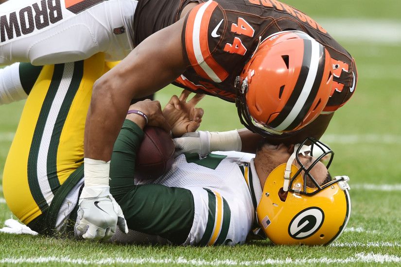 Cleveland Browns quarterback DeShone Kizer (7) scrambles from Green Bay  Packers outside linebacker Ahmad Brooks (55) and free safety Jermaine  Whitehead (35) ...