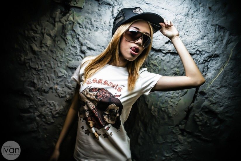 cosmostars t-shirt girl wall sunglasses cap