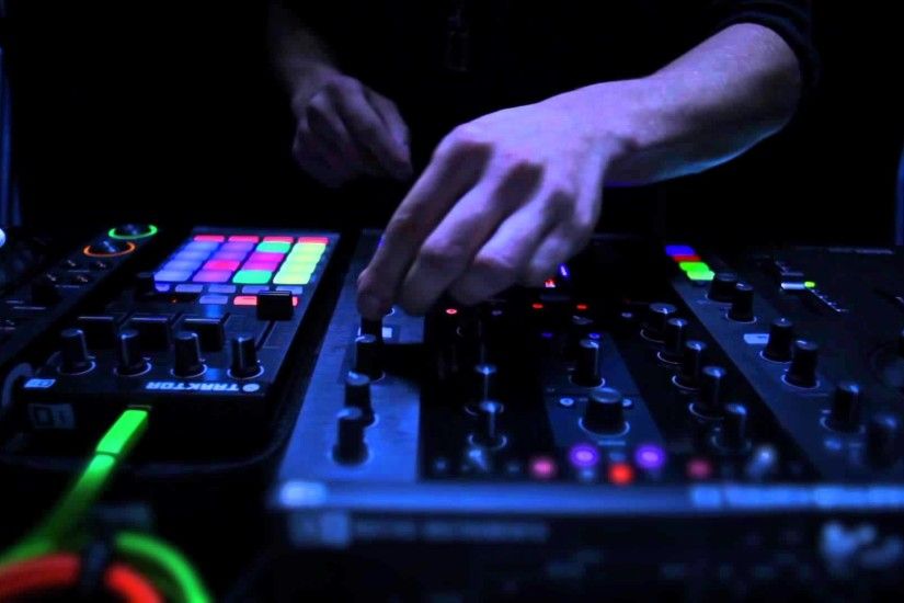 TRAKTOR KONTROL Z2: Sneak Preview of the 2+2 Control DJ Mixer | Native  Instruments - YouTube