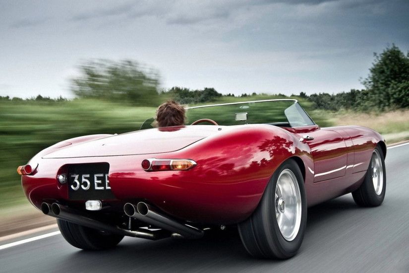 Convertible Jaguar E-Type with 4 exhaust pipes