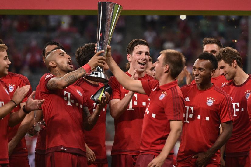 Bayern Munich Players With Trophy