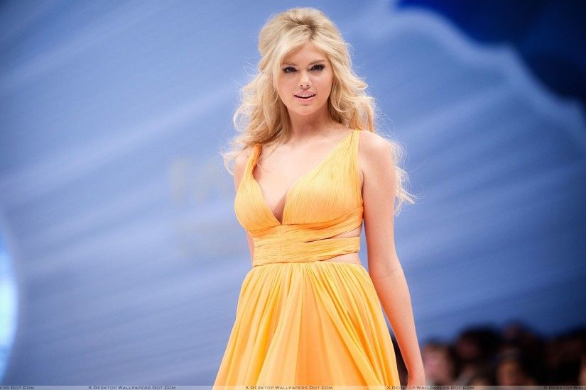You are viewing wallpaper titled "Kate Upton Modeling On Stage ...