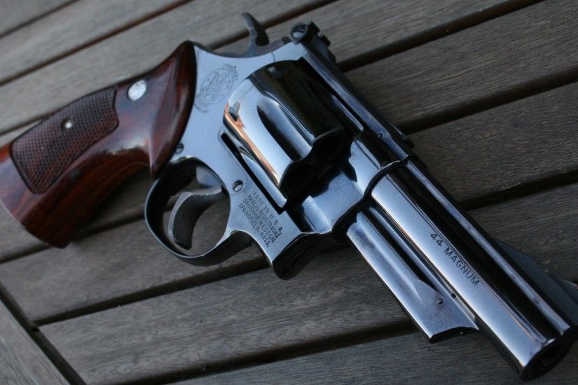 windows wallpaper smith and wesson revolver by Nita Ross (2017-03-17)
