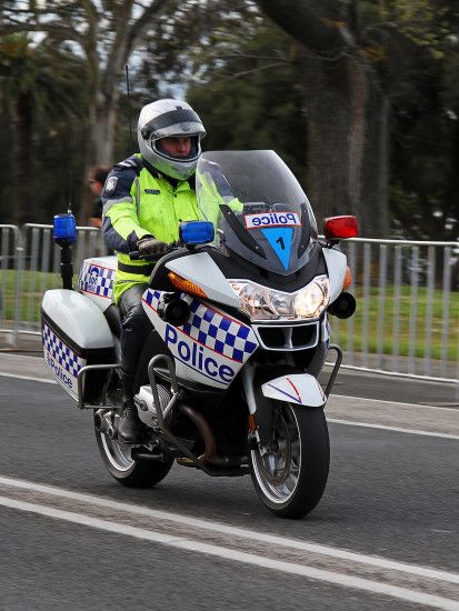 File:Victorian Police Motorcycle, Geelong, Aust, jjron, 30.9.2010.
