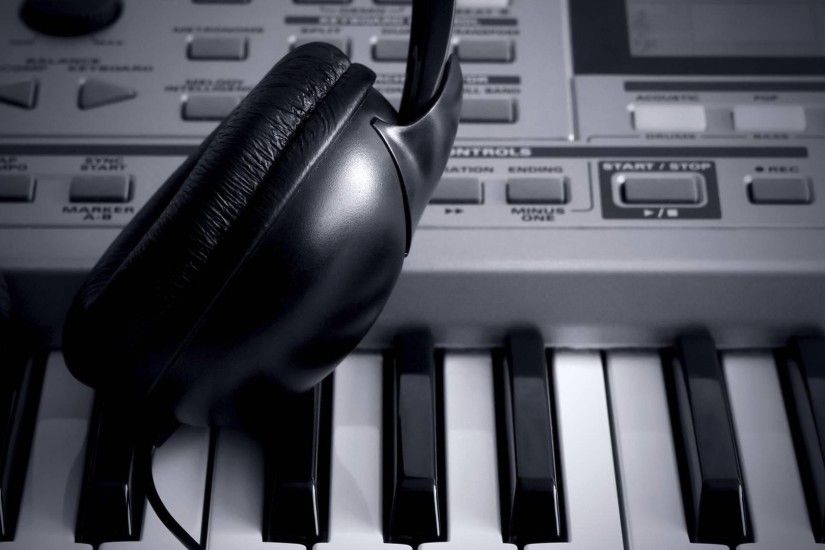DJ-headphones-synthesizer-mixer-keyboard-piano-music-tech-wallpaper -wp4005461