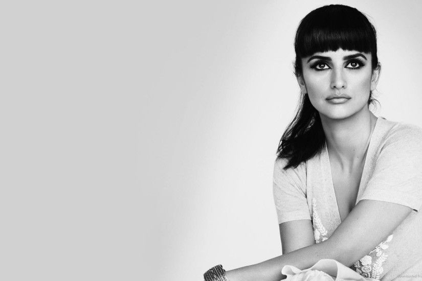 Penelope Cruz with bang desaturated portrait for 1920x1080