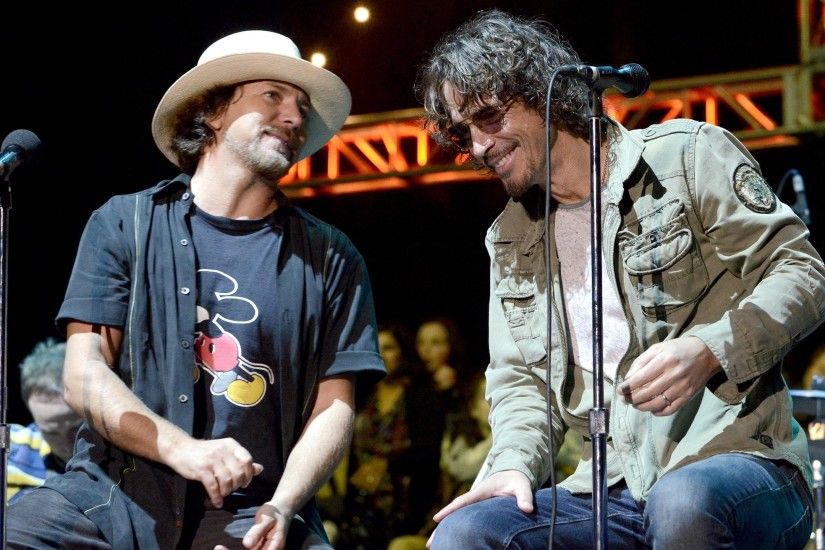Pearl Jam's Eddie Vedder Honours His Mate Chris Cornell At Emotional Solo  Show - Music Feeds