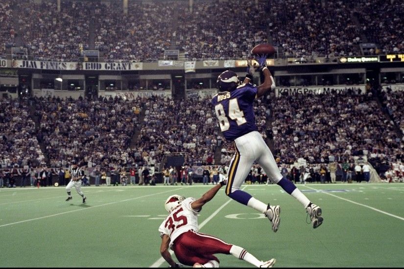 10 Jan 1999: Randy Moss #84 of the Minnesota Vikings goes up for a