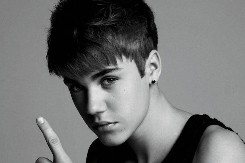 Preview wallpaper justin bieber, face, gesture, hand, black and white  1920x1080