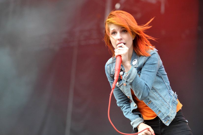 Preview wallpaper hayley williams, paramore, singer, stage, microphone,  speech 3840x2160