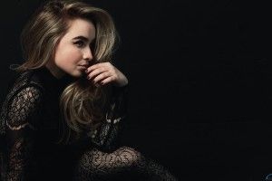 download Sabrina Carpenter Wallpapers 2560x1600